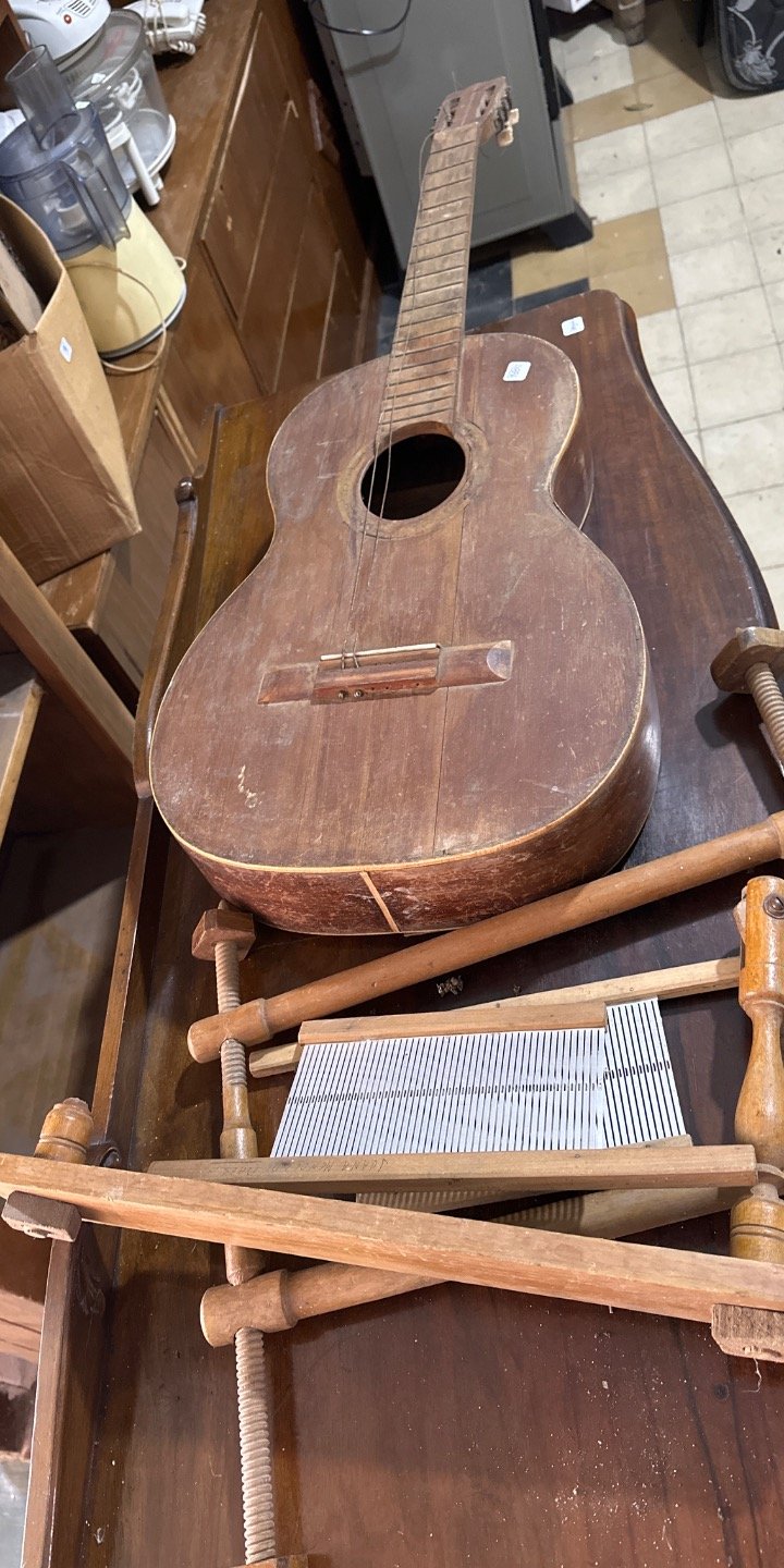 Lote siguiente: Guitarra y prensa matambre para coleccionistas