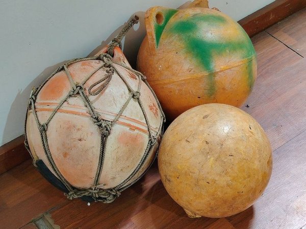 Lote de 3 Boyas de Pesca con Inscripciones y Red