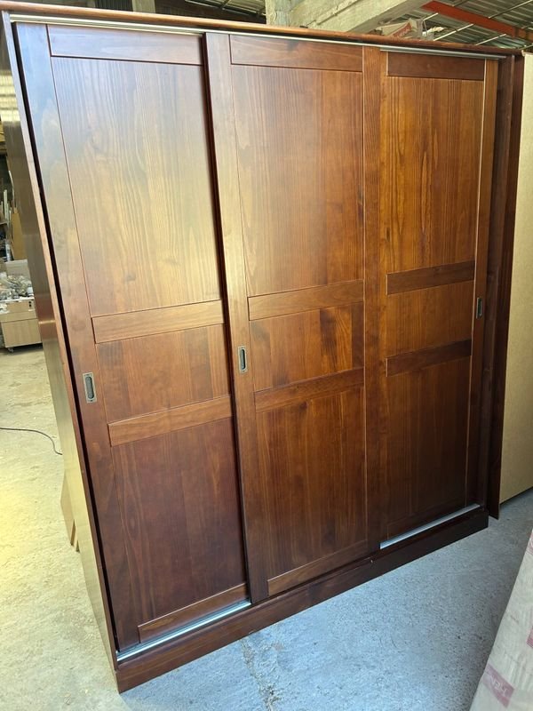 Lote siguiente: Placard de Madera con Puertas Corredizas