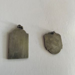 Lote de 2 Medallas Plateadas de Ciclistas Estilo Art Nouveau - imagen 2