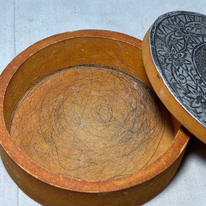 Lote de Adornos y Cajas Antiguas: Bicicletas de Hierro, Ceniceros y Estuches Decorativos - imagen 18