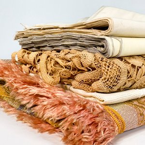 Lote de Servilletas y Carpetas de Hilo y Tela con Decoración Floral - imagen 2