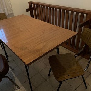 Mesa de Comedor con Dos Sillas Estilo Retro - imagen 2