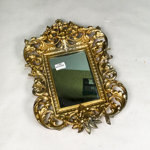 Lote siguiente: Espejo de Colgar con Marco Labrado en Metal Dorado Estilo Barroco