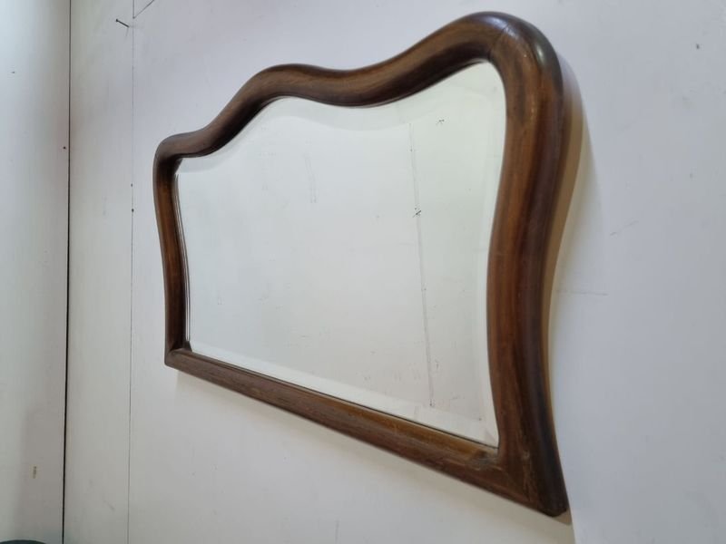 Espejo de madera con marco curvo y superficie reflectante - imagen 3