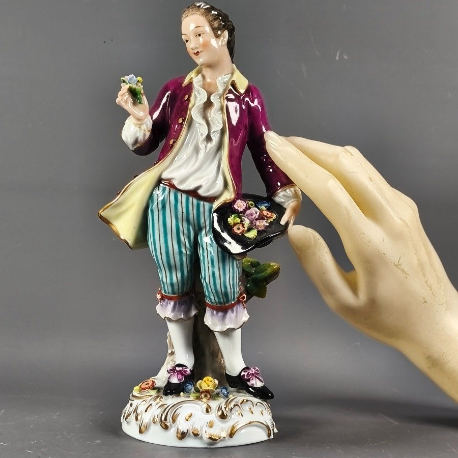 Figura de caballero en porcelana alemana Sitzendorf - imagen 3