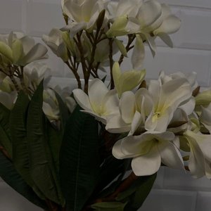 Ramo de Flores de Tela Blancas y Verdes - imagen 2