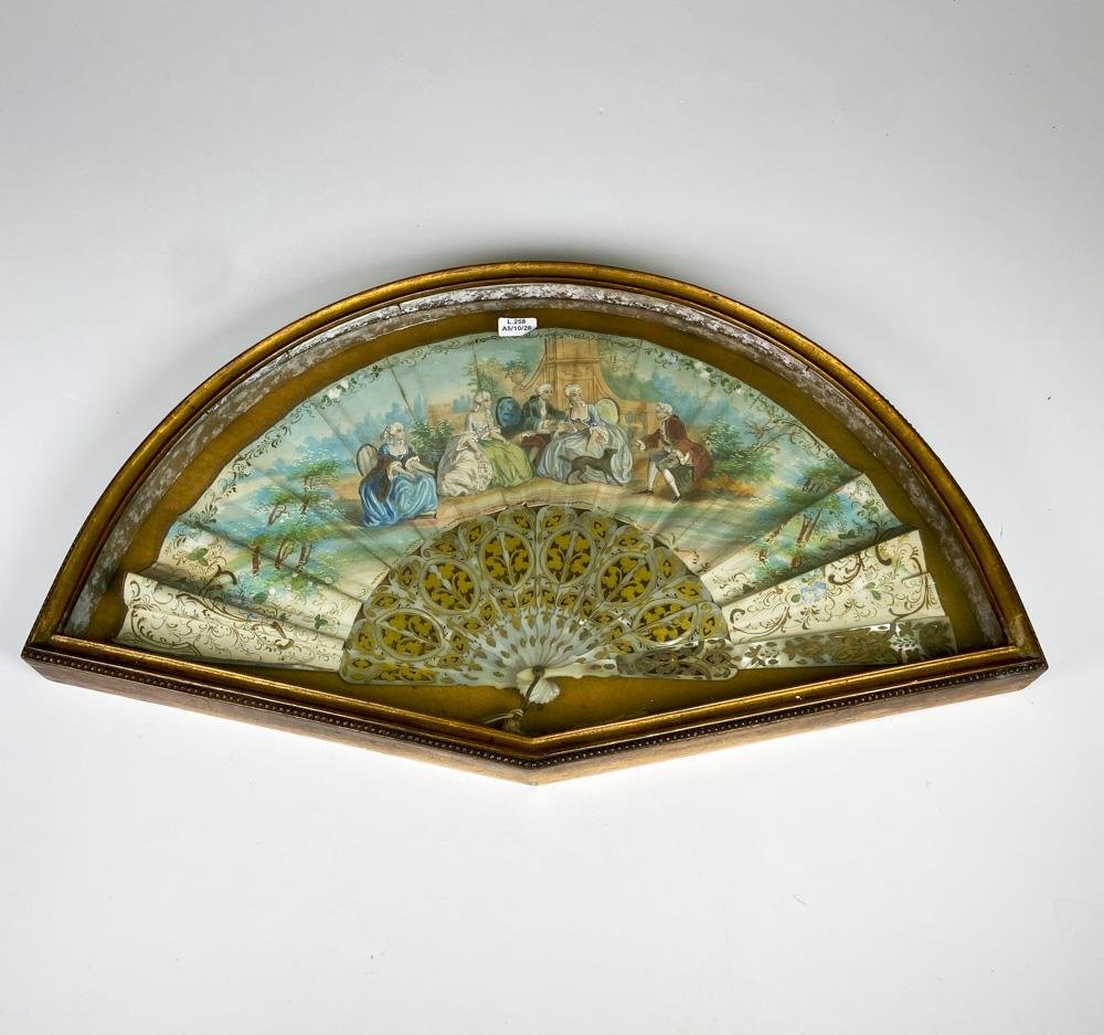 Abanico de nácar y papel pintado, escena galante ,con abaniquera