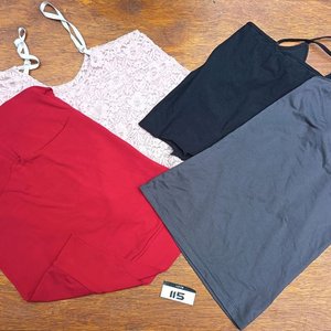 Lote de Ropa Femenina: Shorts, Jeans, Canguros, Remeras y Musculosas - imagen 8