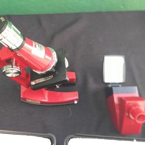 Microscopio Tasco Rojo con Estuche y Accesorios - imagen 3