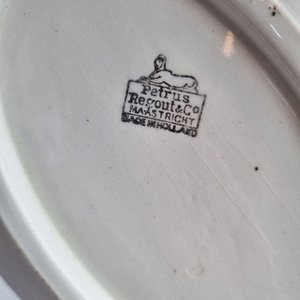 L 068 - 10 Piezas - Importante surtido de piezas de vajilla antigua de diversas firmas europeas, destacando tazas y bandejas de servicio (Con detalles y averias) - imagen 17