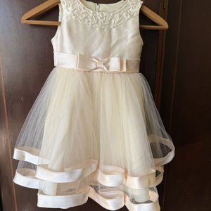 Vestido Infantil de Fiesta Color Crema con Pedrería y Tul - imagen 6
