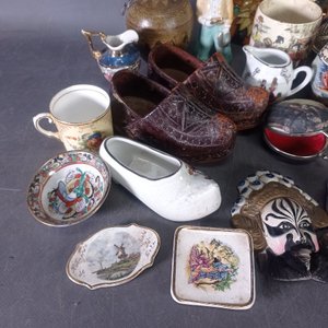 Lote de 20 piezas: par de zapatos de cuero y madera, mates, palmatoria y más - imagen 3