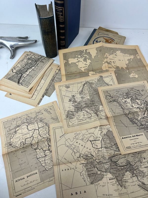 Libros de geografía y historia antiguos con escultura de mano de plata - imagen 7