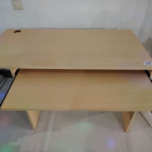 Escritorio de madera clara con bandeja para teclado - imagen 3