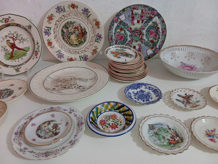 Vajilla de porcelana vintage con diseños decorativos y patrones florales - imagen 4