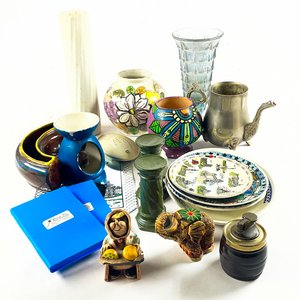Lote Variado: Platos de Postre, Florero, Encendedor y Centro de Cerámica - imagen 1