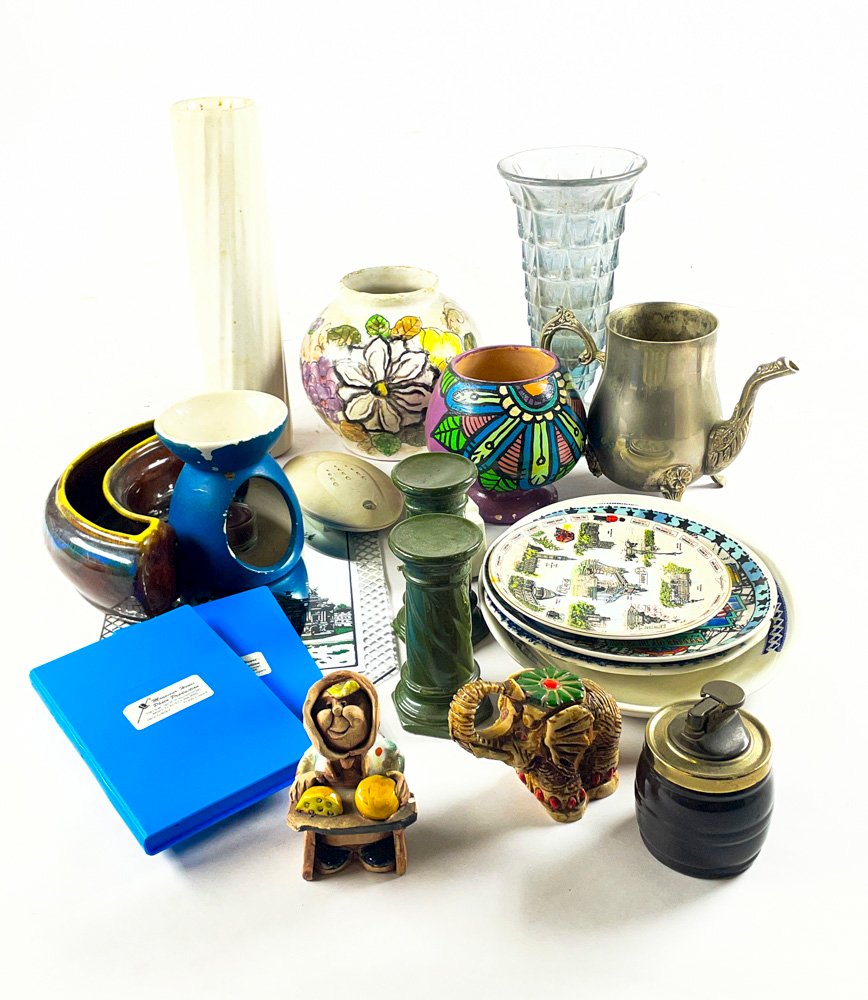 Lote Variado: Platos de Postre, Florero, Encendedor y Centro de Cerámica