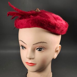 Boina Vintage "Liliana" Roja de Tela Afelpada con Aplique Metálico - imagen 3
