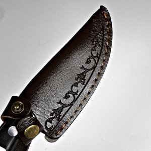 Cuchillo de Acero con Vaina de Cuero Grabado - imagen 5