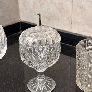 Set de 3 Artículos de Vidrio Tallado: Caramelera, Copa y Florero - imagen 4