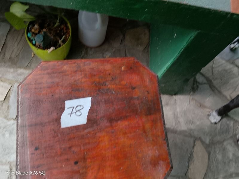 Mesa de madera alta con detalles antiguos - imagen 2