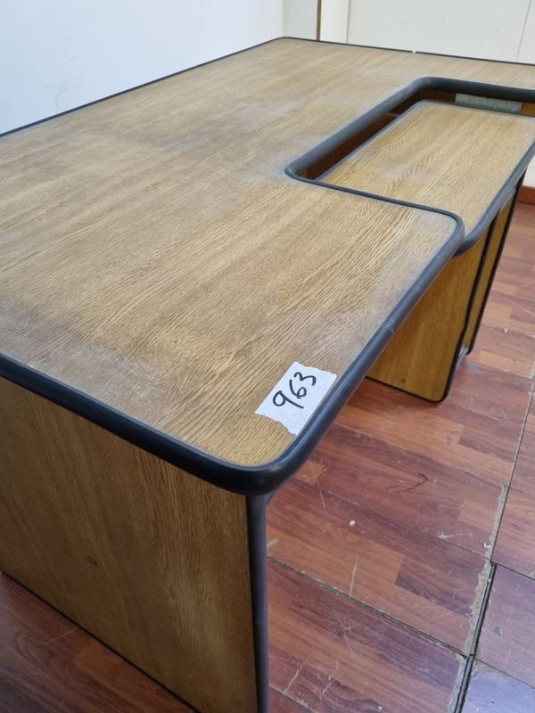 Escritorio con bandeja y cantonera de goma - imagen 5