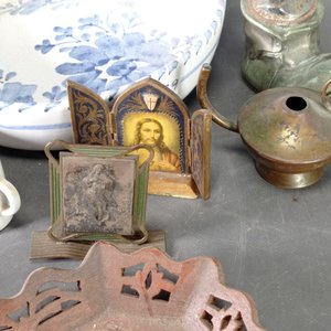 Lote de 9 piezas: Bowl de cerámica, centro de madera, encendedor y objetos de bronce - imagen 4