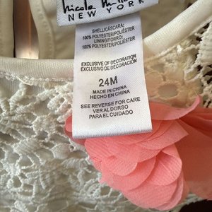 Vestido Blanco Niña Nicole Miller Talla 24M con Encaje y Flor Coral - imagen 4