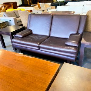 Juego de Muebles de Sala: Sofá de Cuero y Mesas de Madera - imagen 4