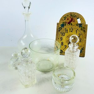 Lote anterior: Lote de 7 piezas: Reloj de pared, botellón, hielera y perfumeros de vidrio