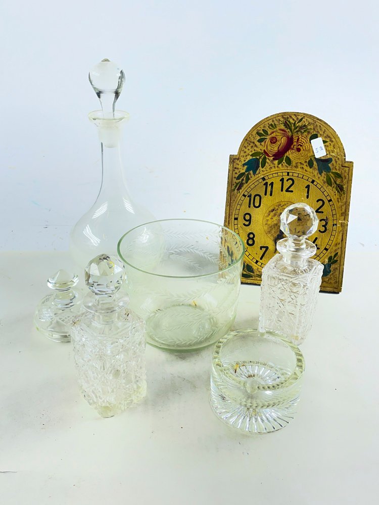 Lote de 7 piezas: Reloj de pared, botellón, hielera y perfumeros de vidrio