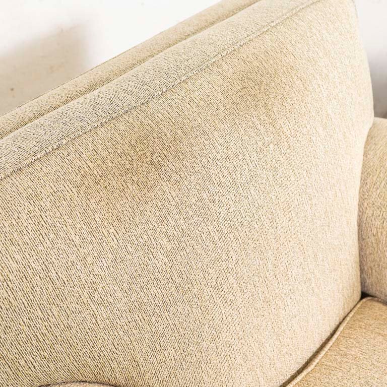 Sillones tapizados con detalles de madera y manchados - imagen 3