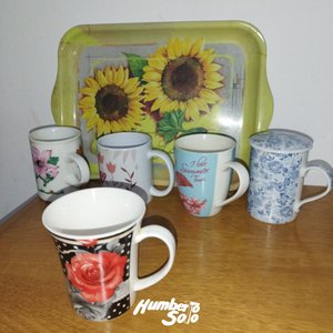 Bandeja Decorativa con Girasoles y Tazas Variadas - imagen 3