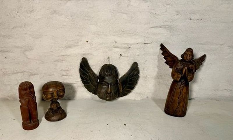 Lote de 4 Adornos de Ángeles y Figuras de Madera Tallada