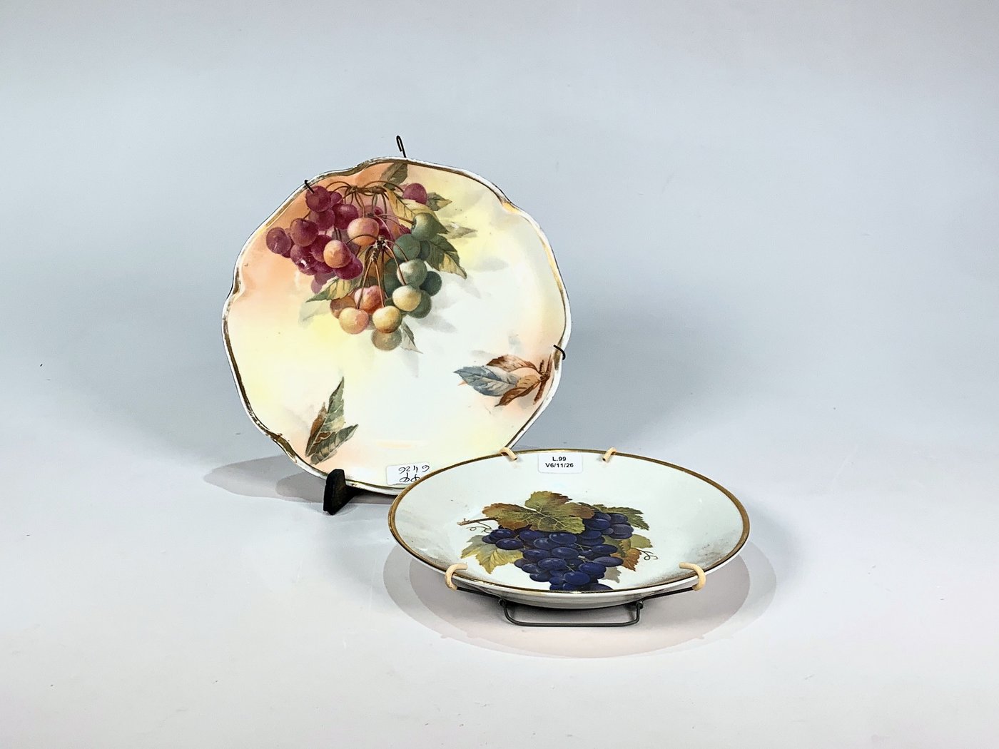 Dos Platos de Porcelana con Decoración de Uvas - Argentino y Bavaria