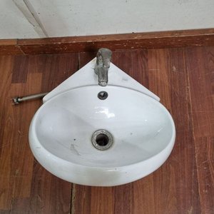 Lavatorio Esquinero de Loza Blanca con Grifería Monocomando Bauen - imagen 2
