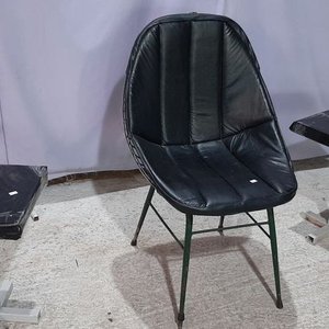 Sillón Negro Tapizado con Patas Metálicas y Dos Banquetas - imagen 2