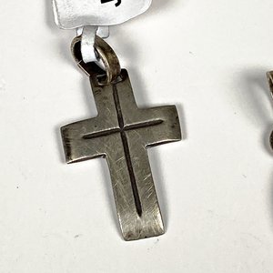Dos Dijes de Plata: Cruz y Figura Estilizada - imagen 4