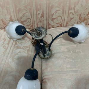 Colgante de tres luces con tulipas de vidrio blancas - imagen 2