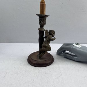 Portavelas de Bronce con Querubín y Base de Madera - imagen 3