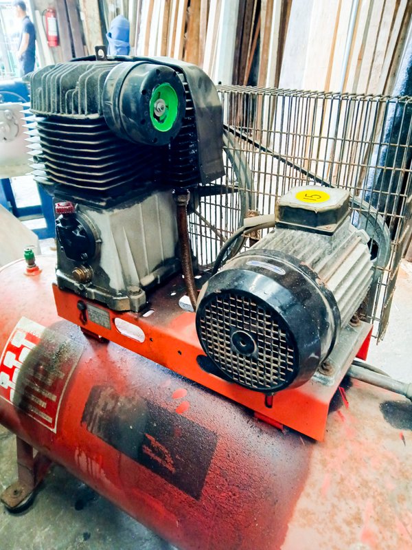 Compresor de aire Fanacom motor trifásico 5.5 hp color rojo - imagen 3