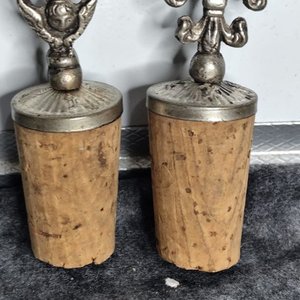Dos Tapones de Botella de Corcho y Metal con Diseño Fleur-de-lis - imagen 6