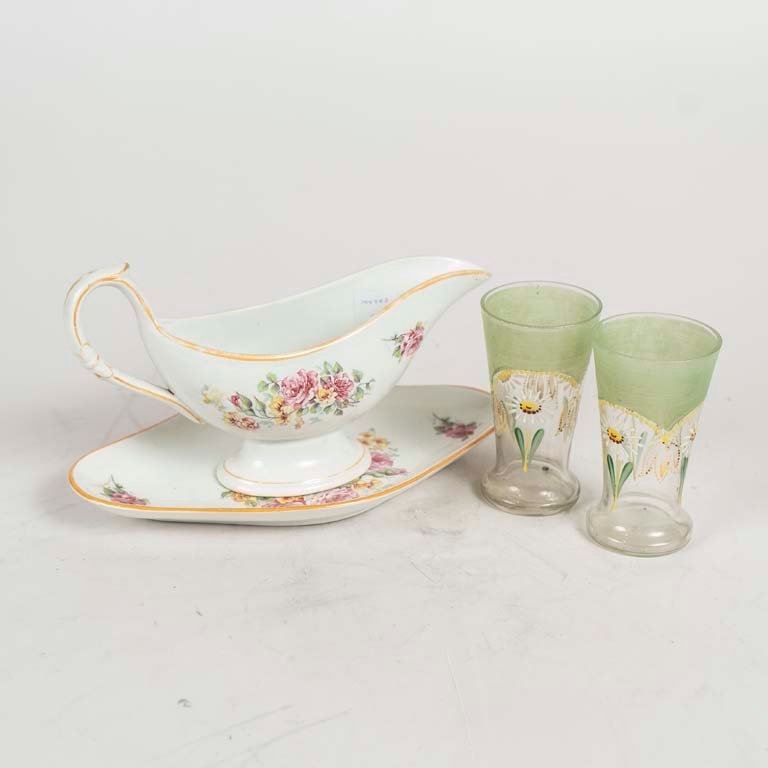 Salsera Francesa de Loza con Flores y 2 Vasos Esmaltados