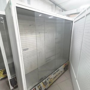 Lote siguiente: Vitrina Exhibidora con Frente de Vidrio y Publicidad