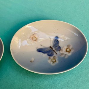 Par de platitos en porcelana sellada Royal Copenhagen - Dinamarca. Numerados. Periodo Art Nouveau. Diámetro: 10.5 x 8 cm. - imagen 4