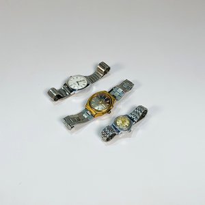 Lote anterior: Tres Relojes de Pulsera para Dama y Caballero: Dorado, Plateado y con Calendario