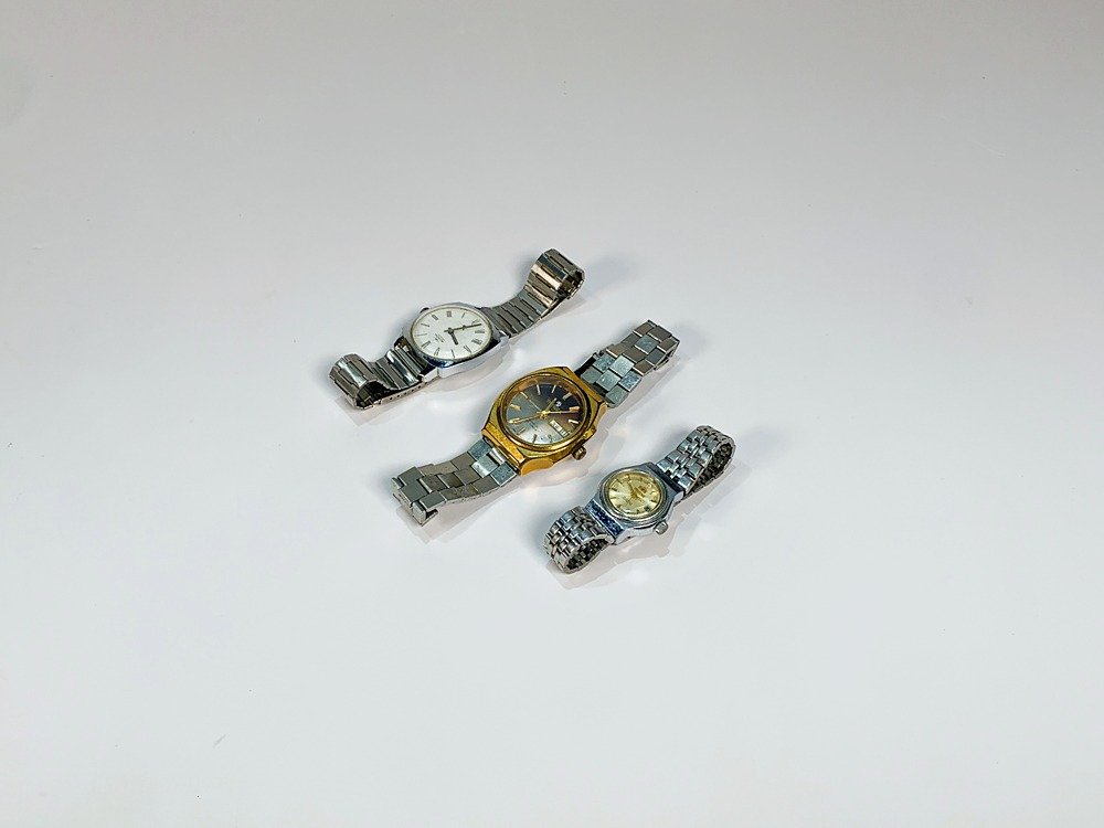 Tres Relojes de Pulsera para Dama y Caballero: Dorado, Plateado y con Calendario