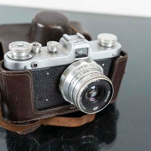 Cámara Rusa Vintage con Estuche de Cuero - imagen 2