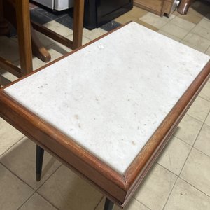 Lote siguiente: Mesa Ratona con Tapa de Mármol